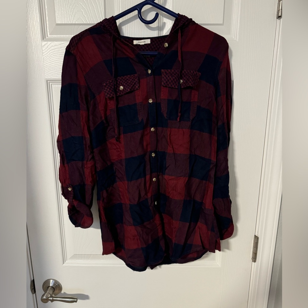 Maurice’s hooded plaid roll sleeve tunic top in size small.